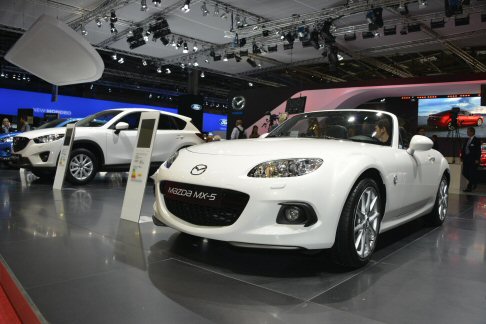Mazda - Lultimo aggiornamento vede la MX-5 ancora pi aggressiva e pi rapida nella risposta, ma anche pi raffinata e sicura.